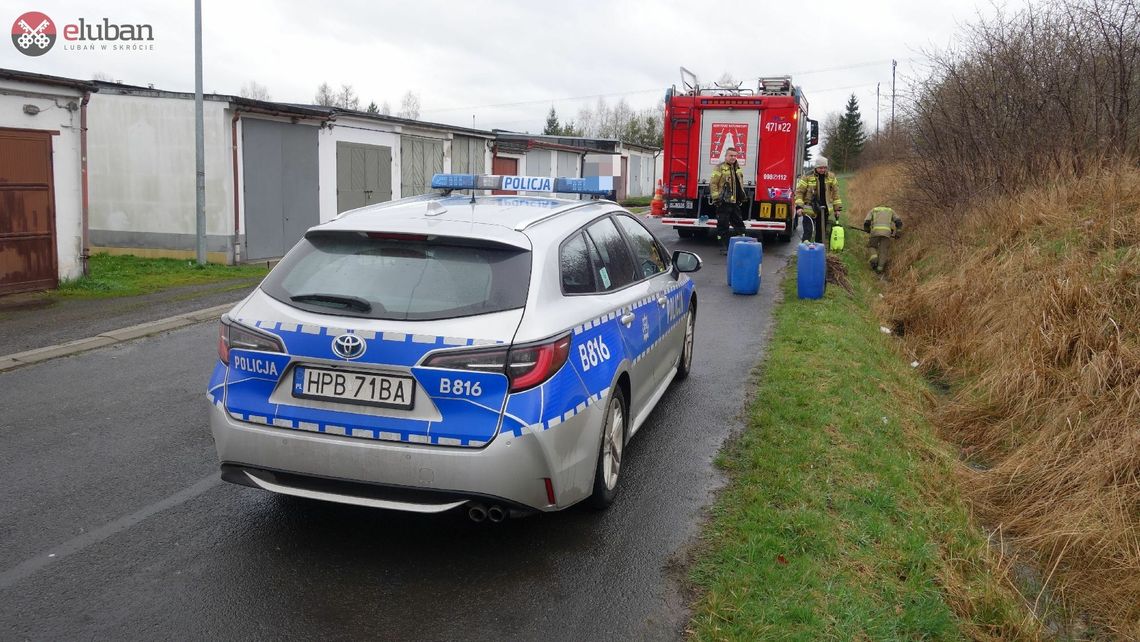 Ktoś wylał zużyty olej samochodowy do rowu melioracyjnego