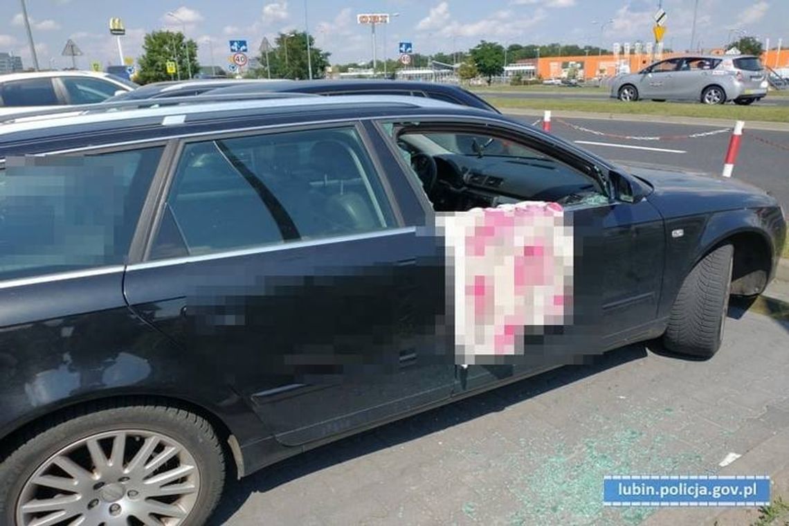 Ku przestrodze. Zostawiła dziecko w nagrzanym aucie 