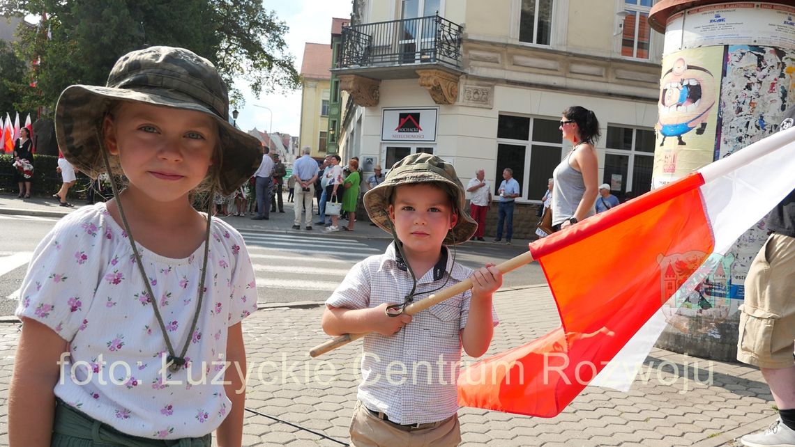 Lubań. Kwiaty i warta honorowa w 80. rocznicę Powstania Warszawskiego