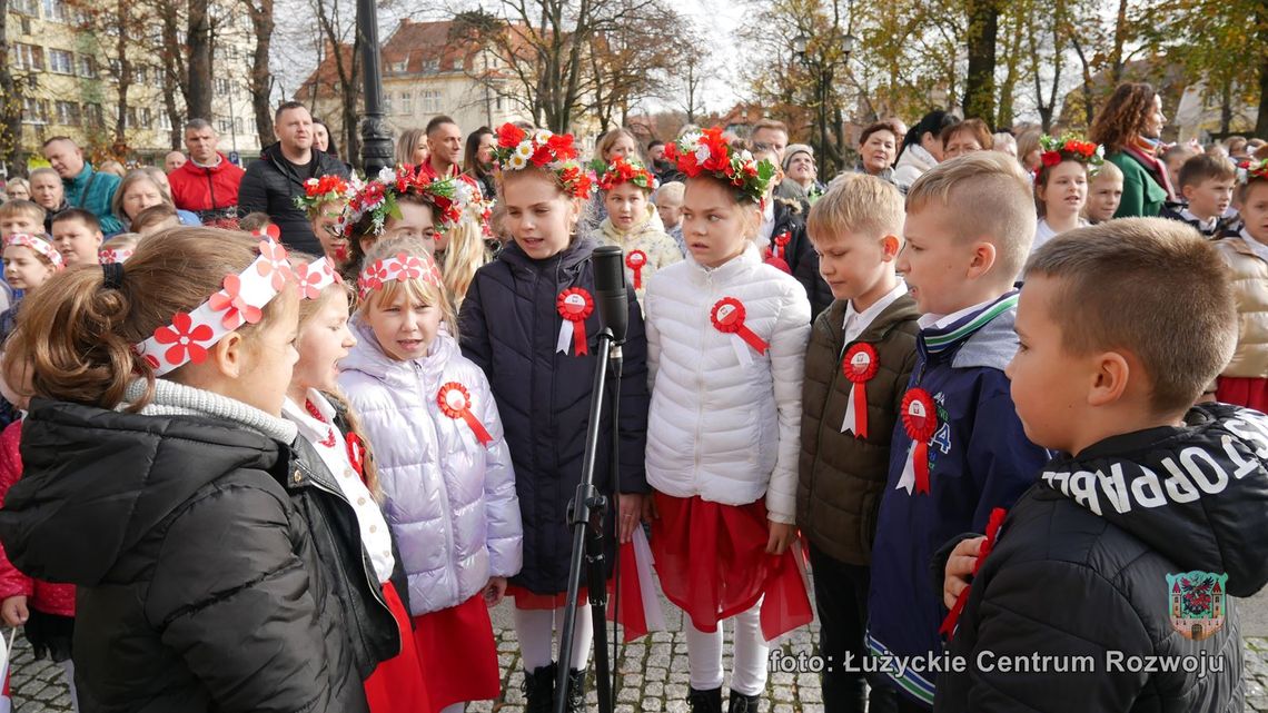 Lubań. Szkoły do hymnu