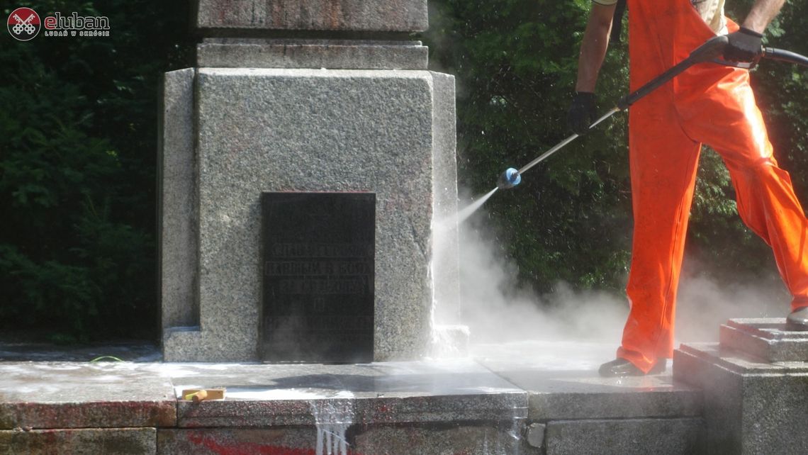 Lubań. Trwają prace przy oczyszczaniu pomnika na cmentarzu żołnierzy radzieckich