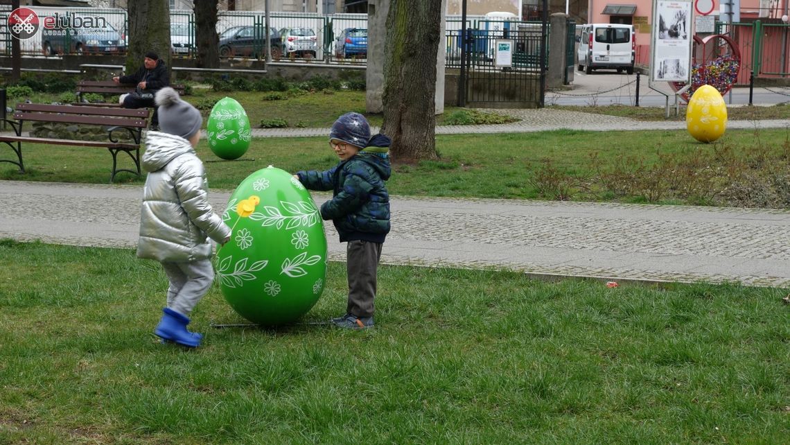 Lubań. Wielkanocne ozdoby w Parku Niepodległości