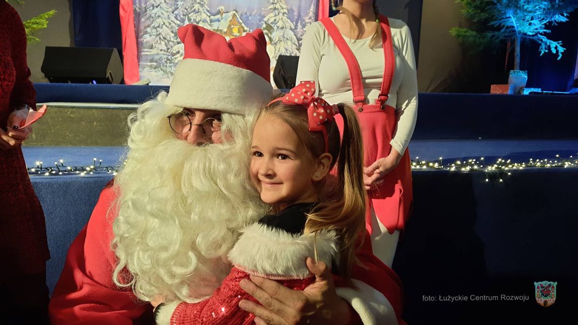 Lubań. Wizyta Świętego Mikołaja w Miejskim Domu Kultury
