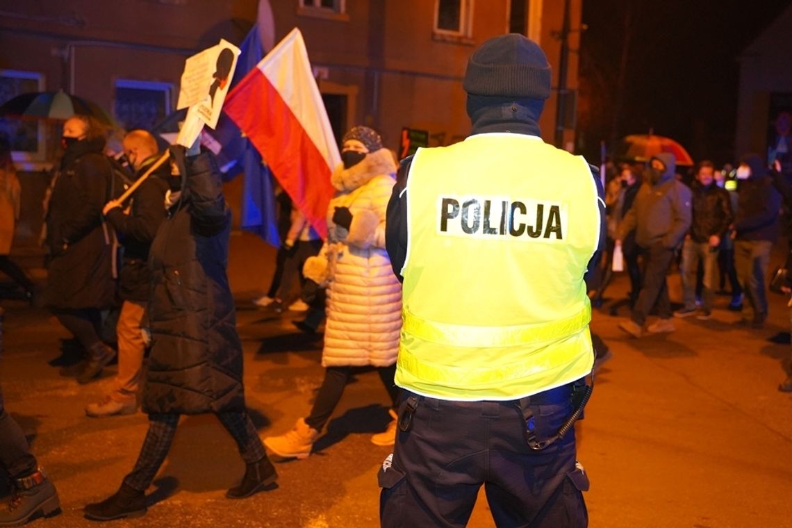 Lwówek Śląski. Policja ściga nastolatki za udział w strajku kobiet