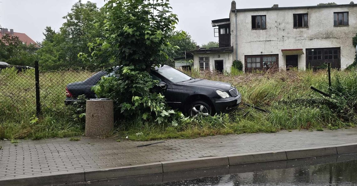 Mercedes utknął w przydrożnym ogrodzie. Kierowca uciekł