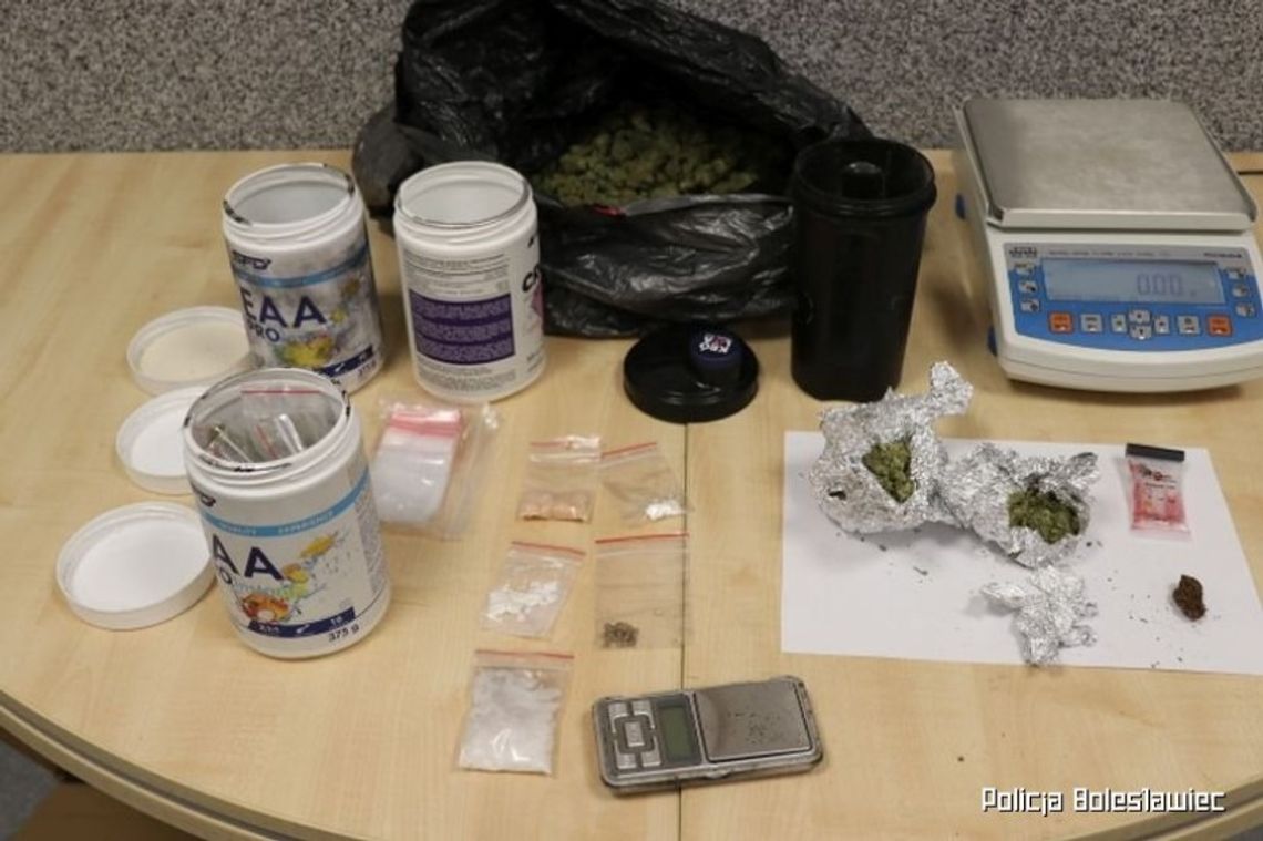Metamfetaminę, kokainę, ecstasy schował w bagażniku i we wlewie paliwa