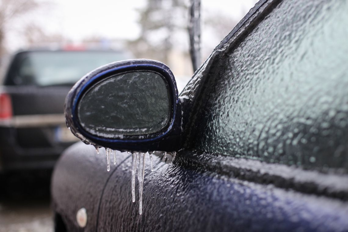 Meteorolodzy ostrzegają. Śliskie drogi i silne podmuchy wiatru mogą utrudnić niedzielny poranek