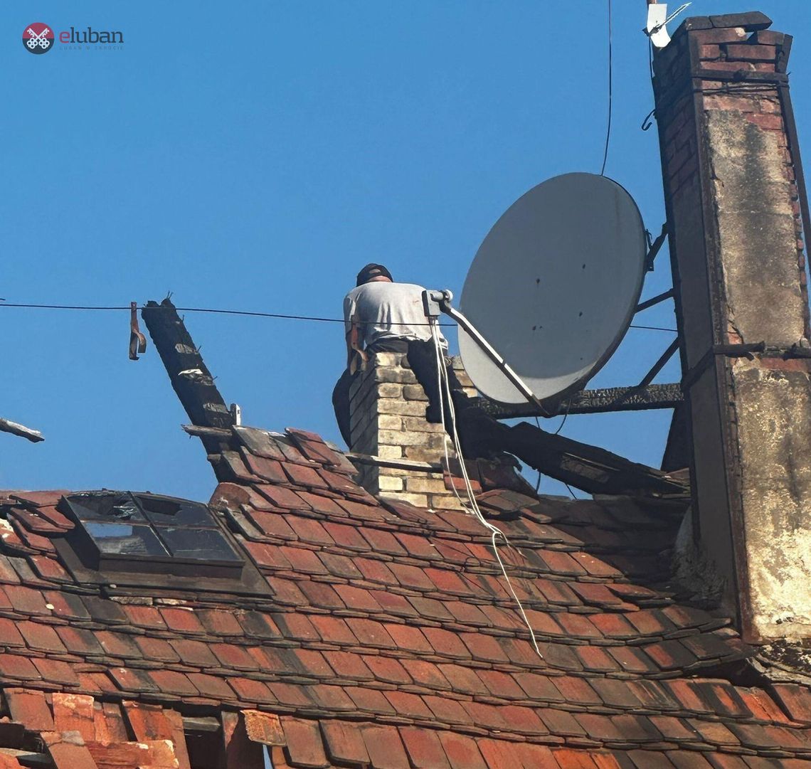 Leśna. Mężczyzna pijący wino na szczycie komina [Aktualizacja]