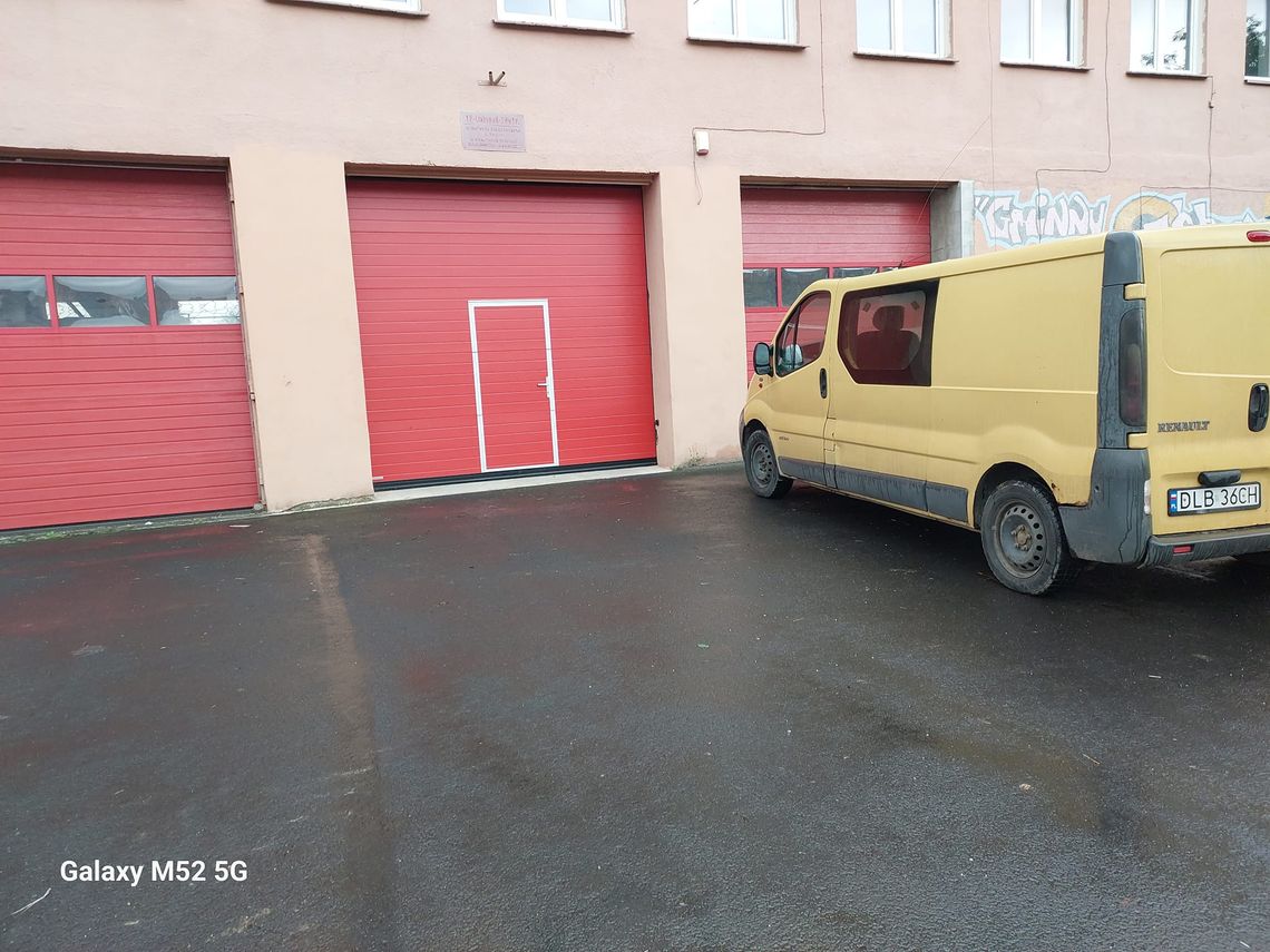 Mistrz parkowania zastawił bramę remizy OSP w Olszynie