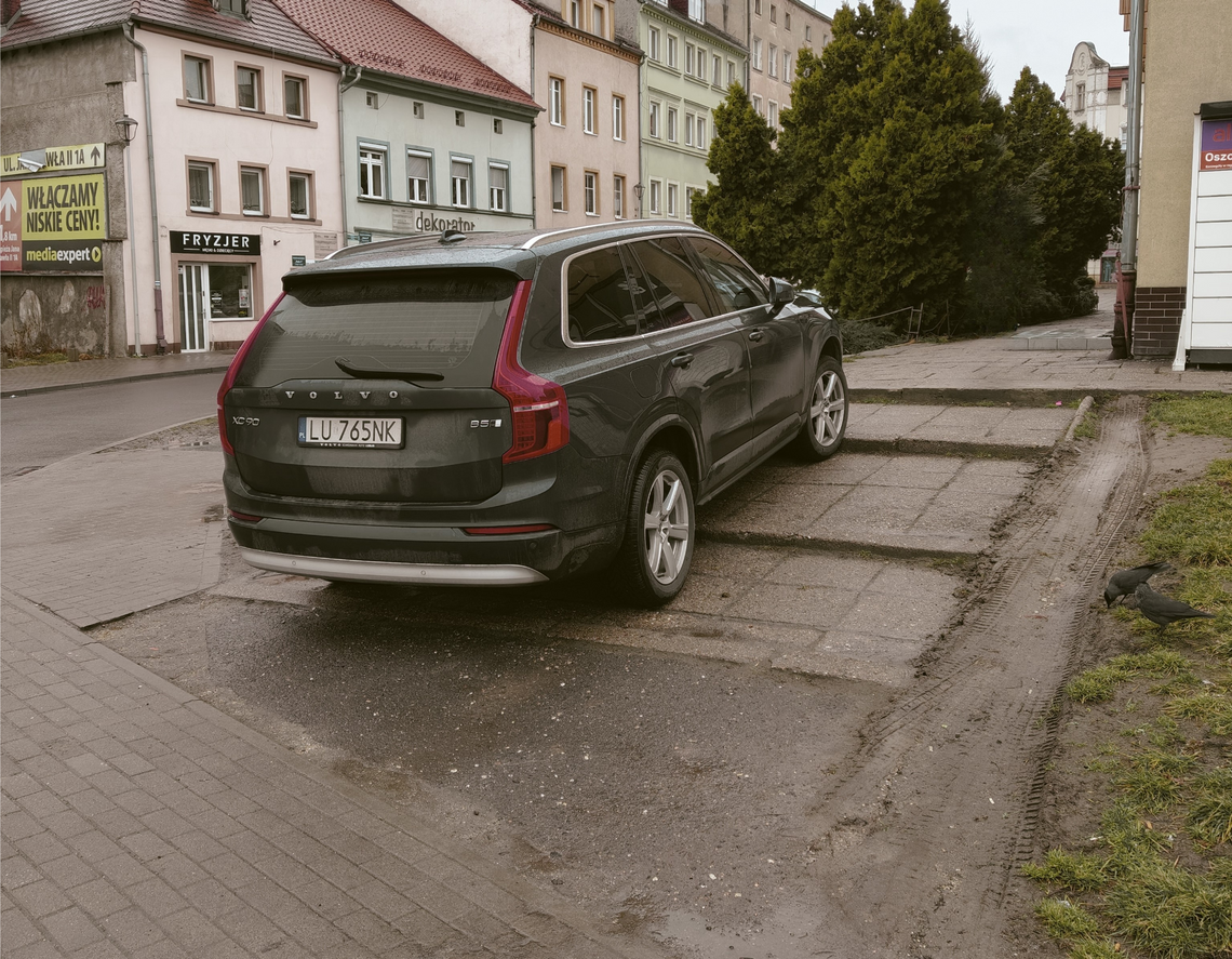 Mistrzowie parkowania w Lubaniu. Zastawione chodniki i Volvo na schodach