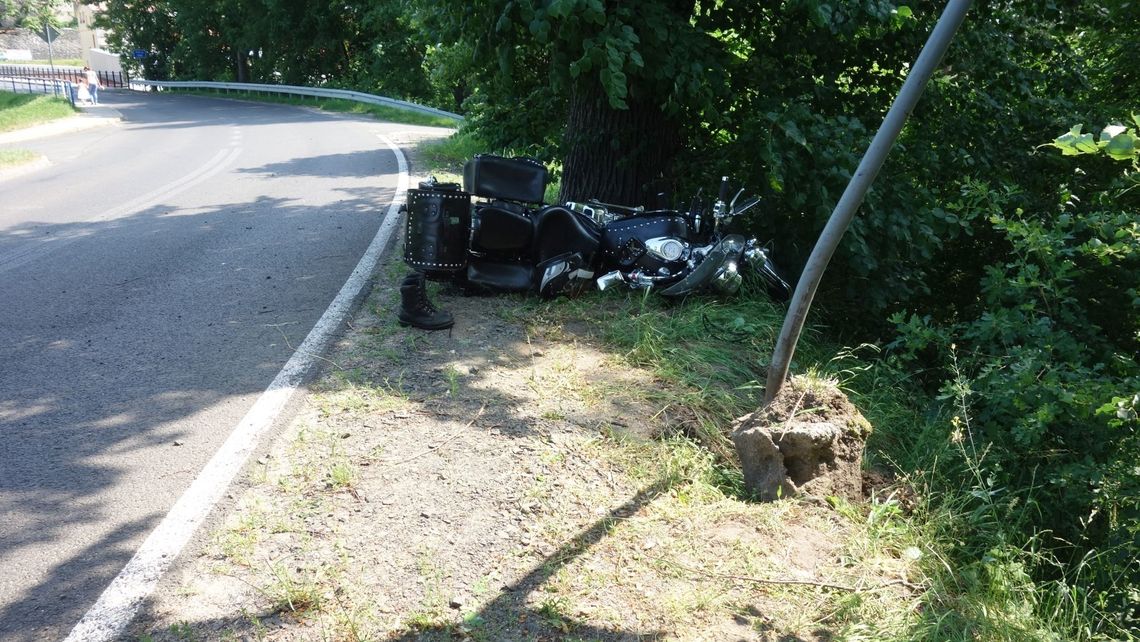 Motocyklista spadł z wysokiej skarpy