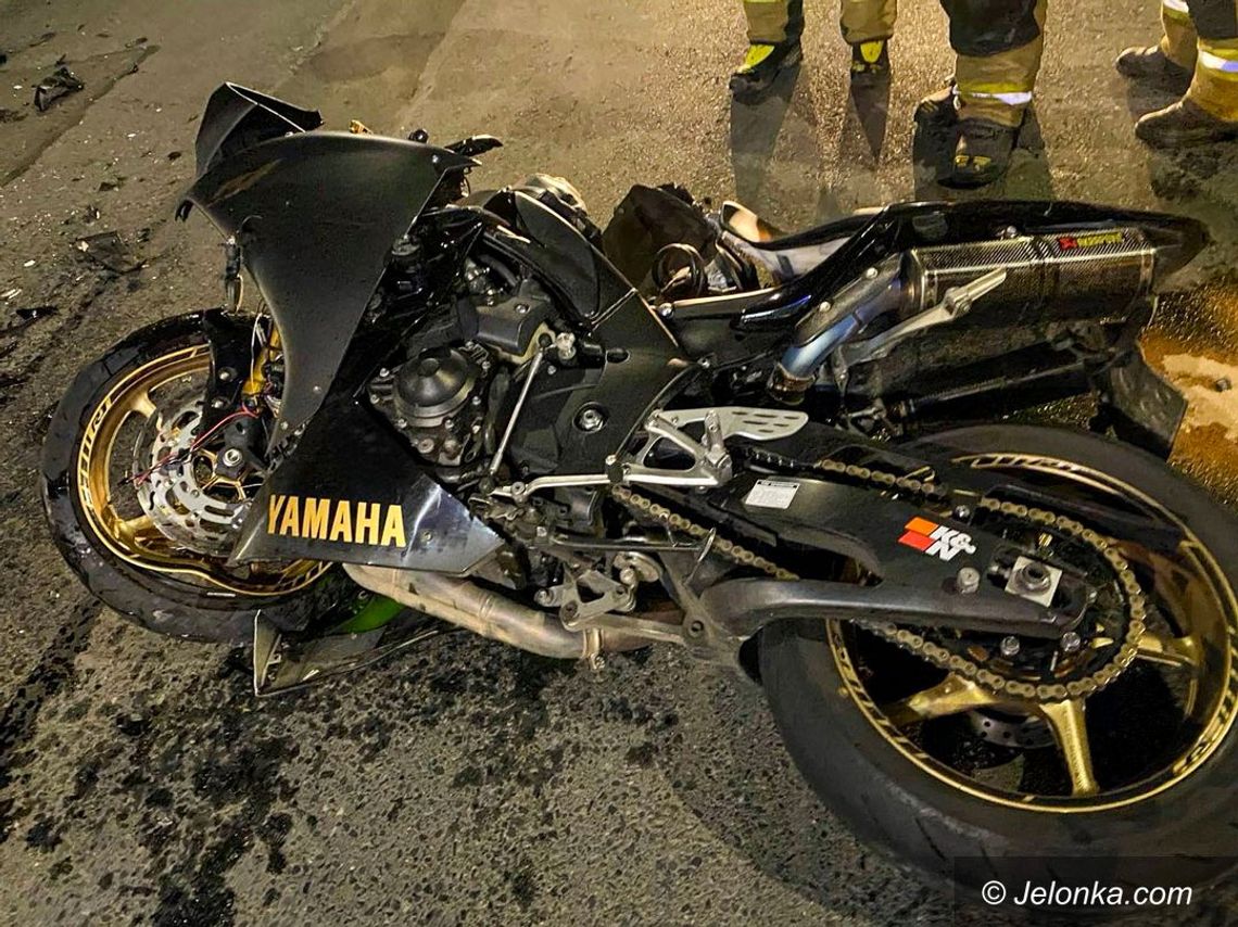 Motocyklista zginął po zderzeniu z zawracającym seatem. Trwa śledztwo