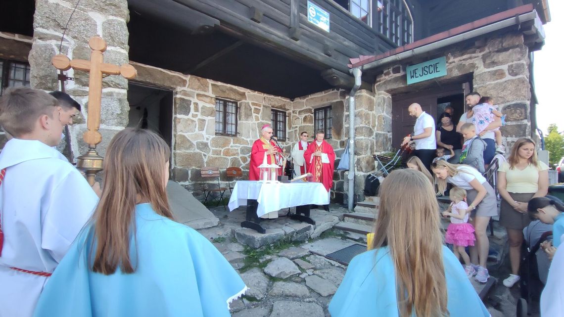 Msza na Stogu Izerskim. Biskup Andrzej Siemieniewski rozpoczął wakacyjny sezon w górach