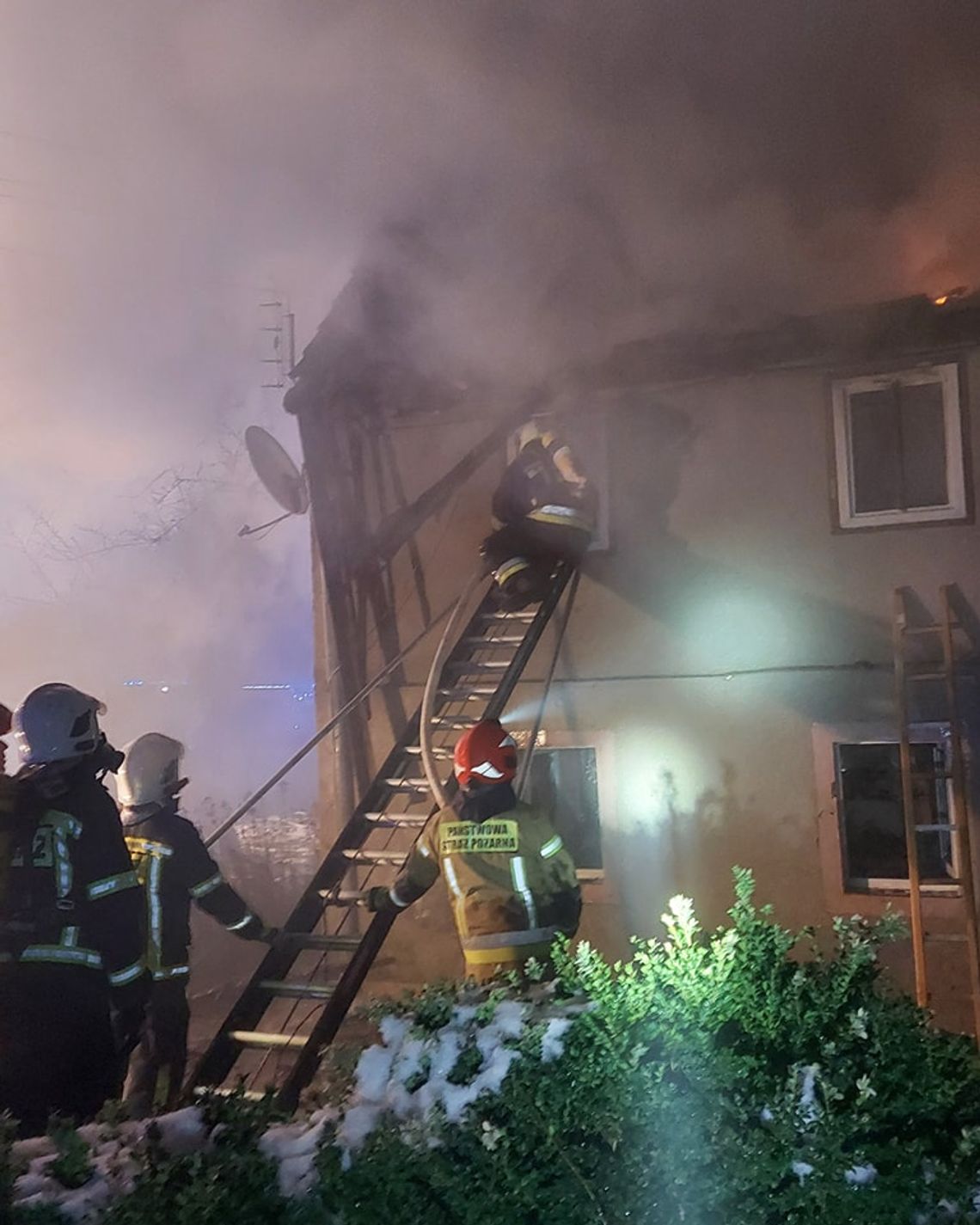 Nad ranem wybuchł pożar w Godzieszowie, zginął mieszkaniec płonącego budynku