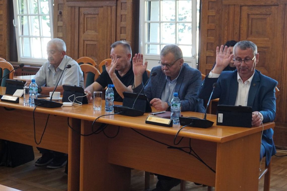 Nadzwyczajna sesja Rady Powiatu - decyzje dla zdrowia i dróg