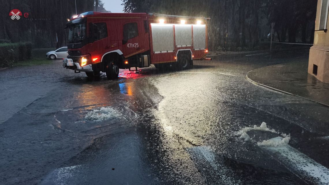 Wideo. Nawałnica nad Lubaniem. Zalane ulice i pompowanie wody z piwnic