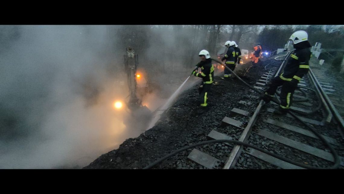 Nietypowy pożar, aby go ugasić strażacy rozebrali kolejowy nasyp
