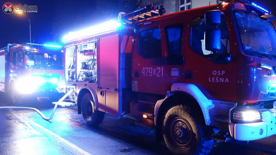 Nocny pożar mieszkania w centrum Leśnej. Rodzina straciła dobytek