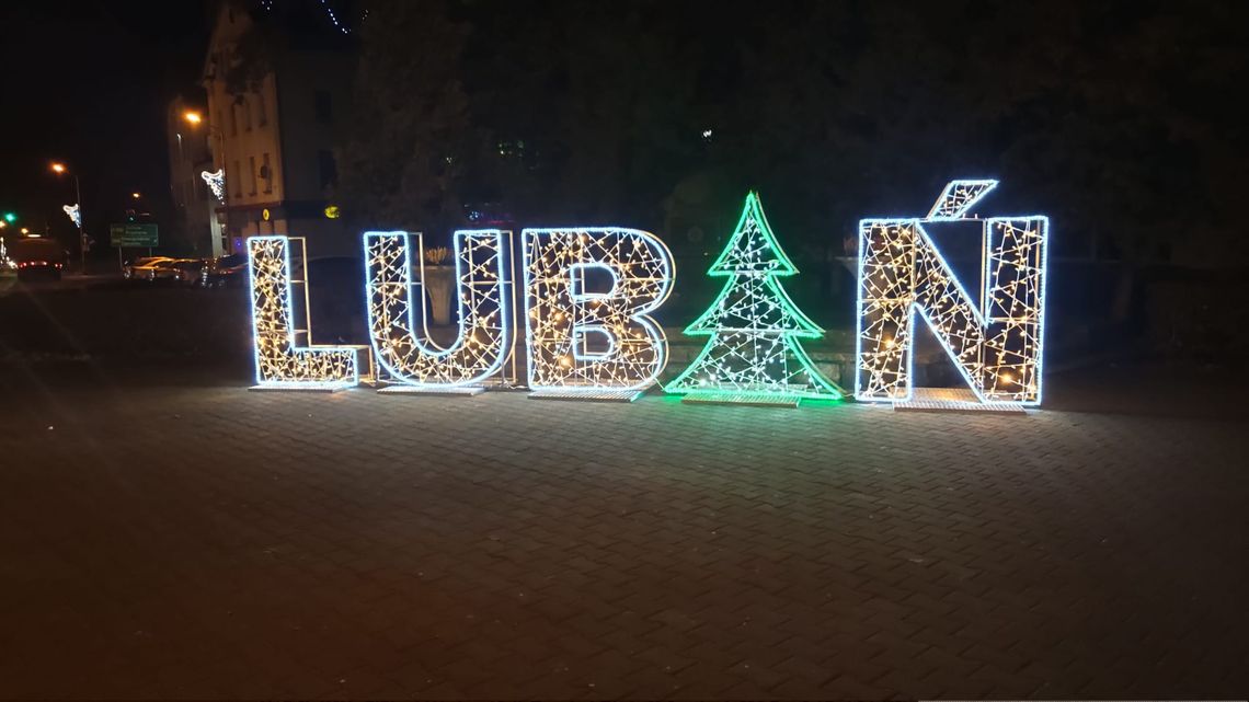 Nowa świąteczna iluminacja z błędem, Lubań z odwróconym "B"
