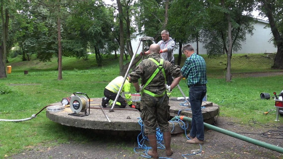 Oczyszczają poniemiecką studnię na Osiedlu Piastów. Ma znów służyć mieszkańcom
