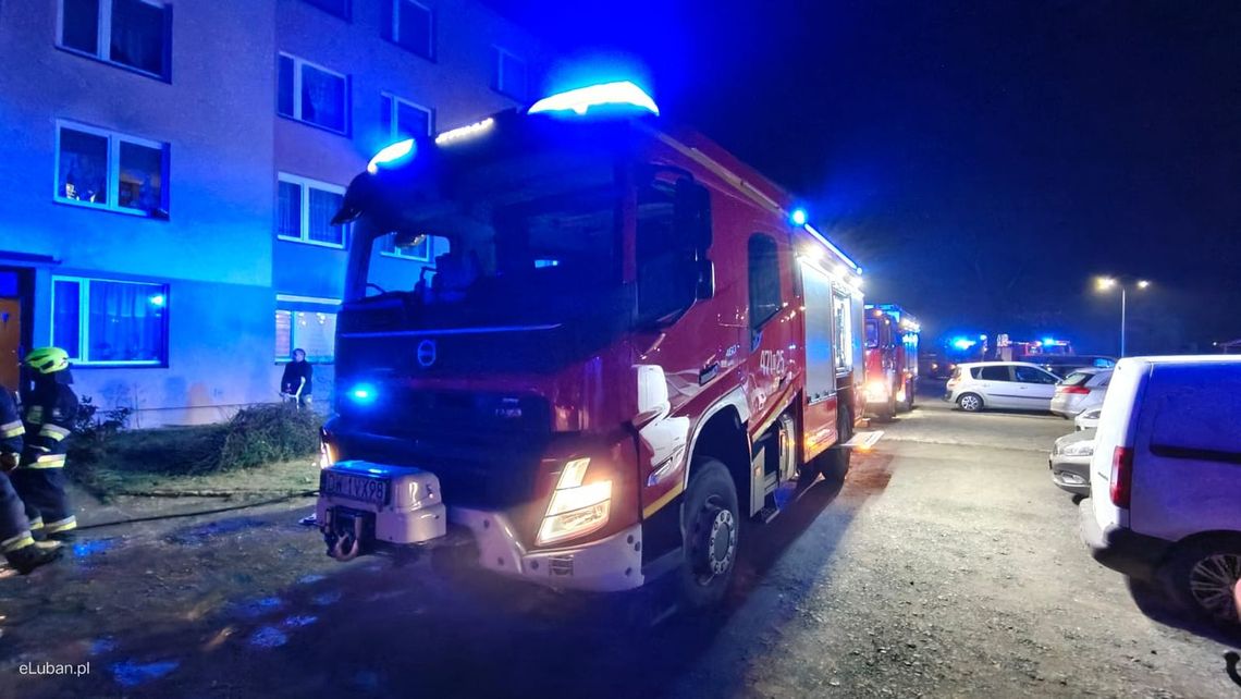 Ojciec z dzieckiem utknęli w windzie. Nocna akcja strażaków