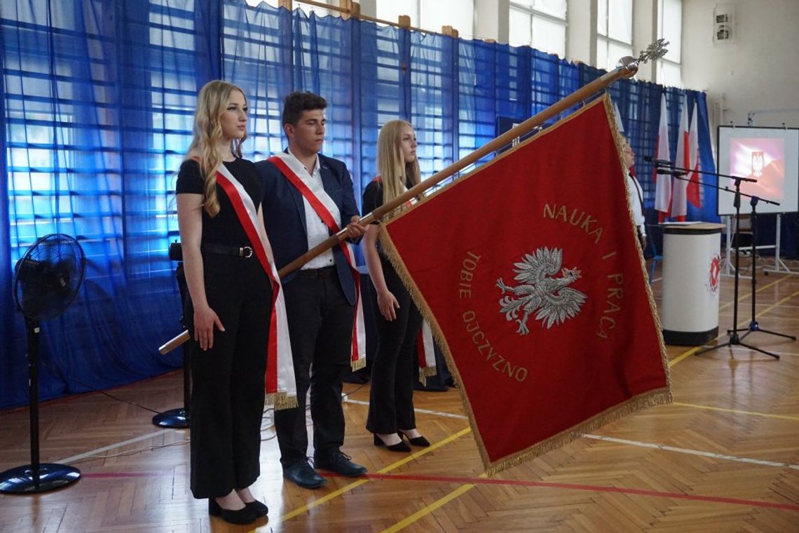 Ostatni dzwonek w powiatowych szkołach