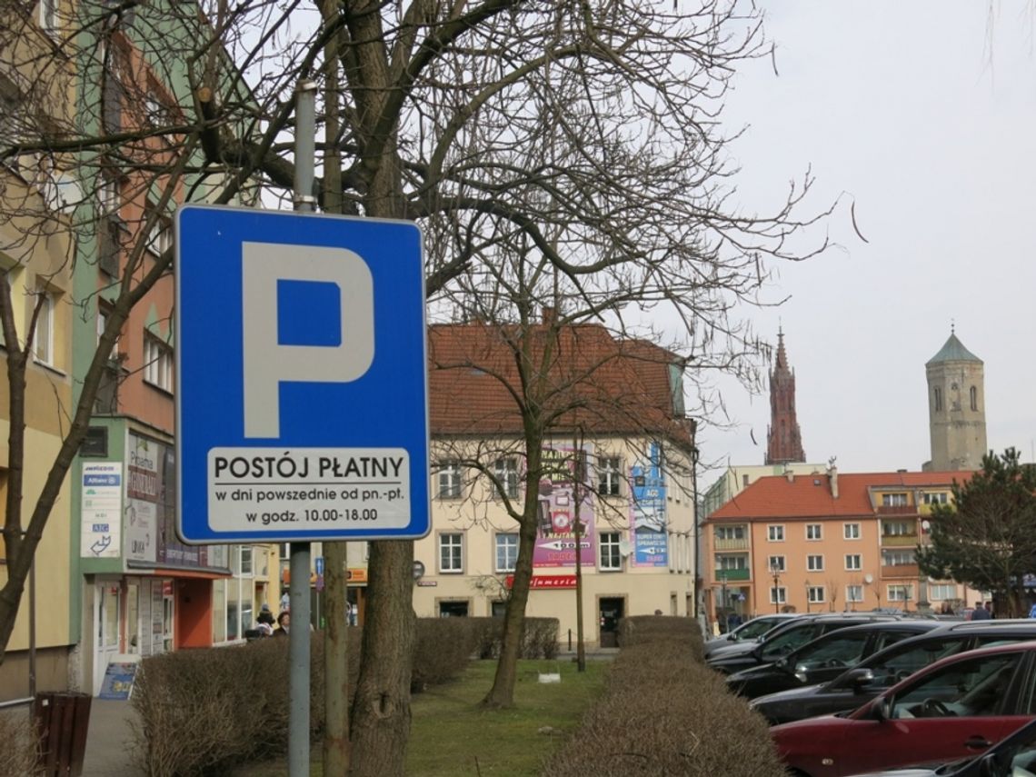 Parking płatny także pod tretem?