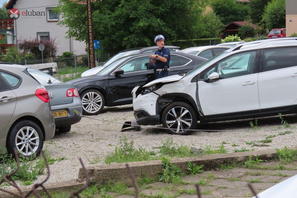 Passat przebił ogrodzenia i uszkodził sześć aut. Kierowca trafił do szpitala