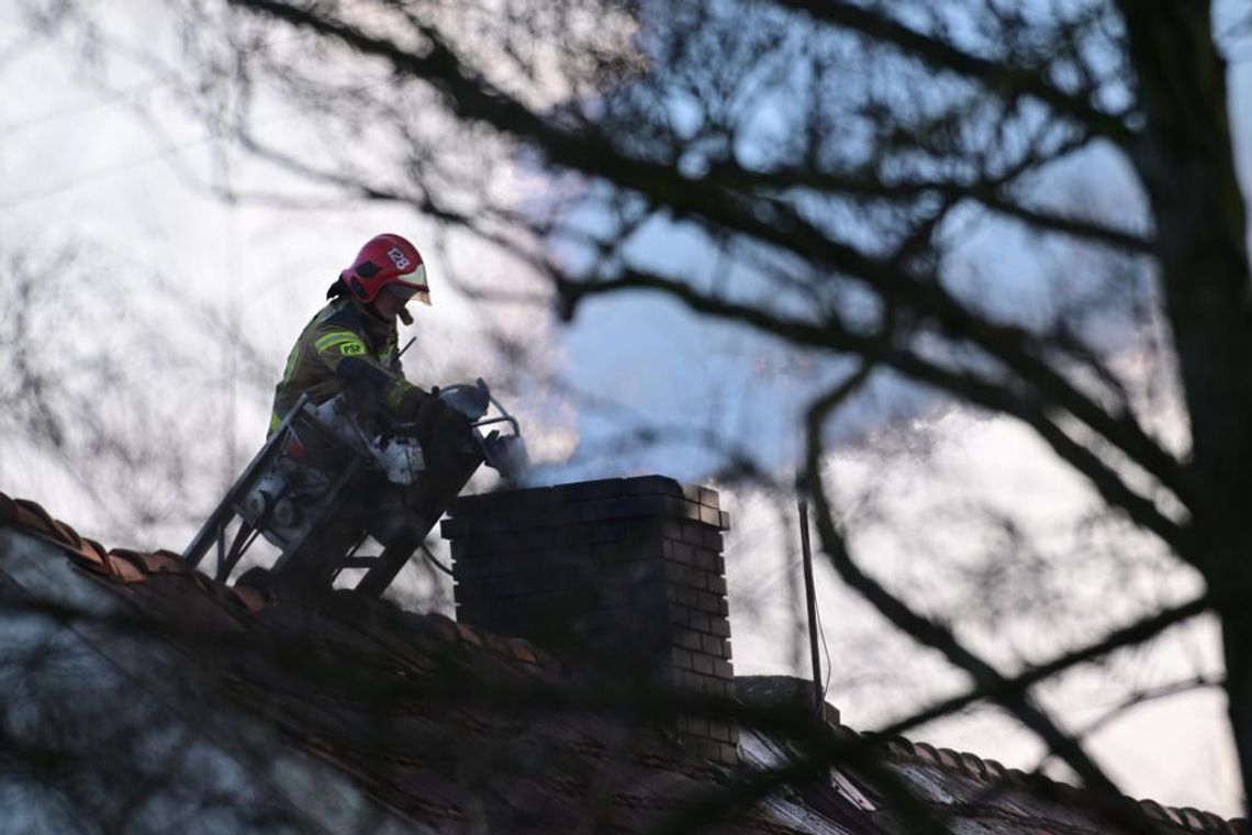 Lubań. Policjanci zareagowali na pożar sadzy w kominie