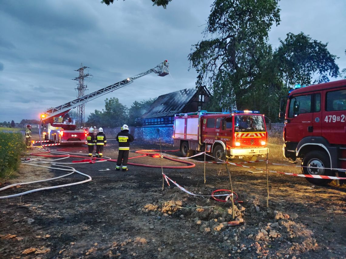 Plama oleju na drodze i pożar w sąsiedztwie Zamku Czocha