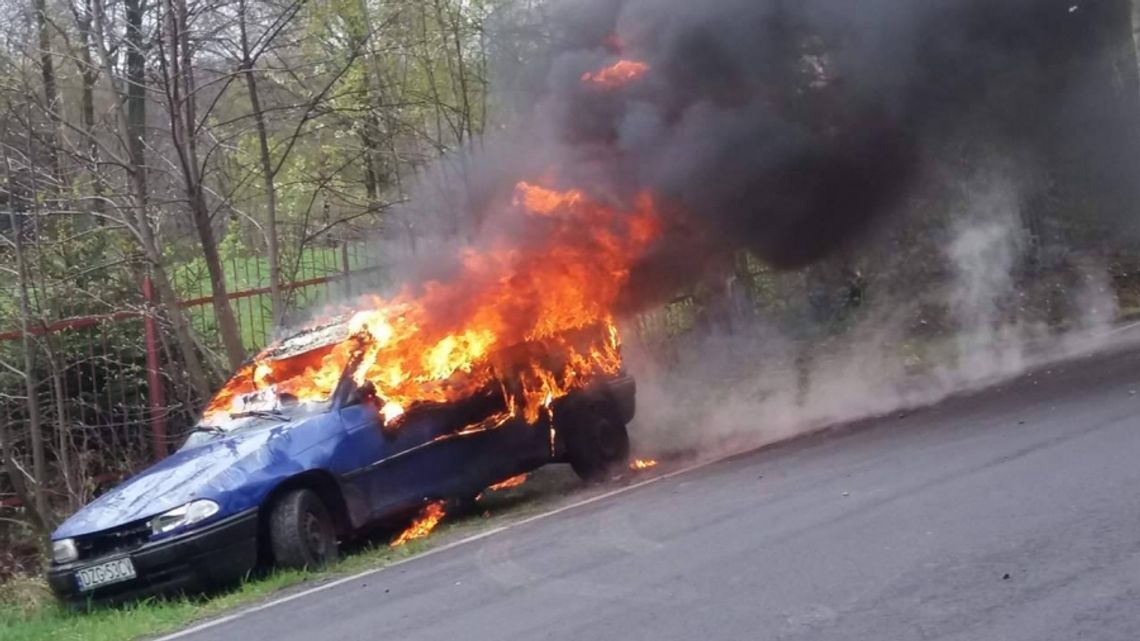 Płonące auto na ul. Rolniczej