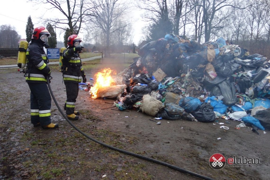 Płonące odpady w śmieciarce