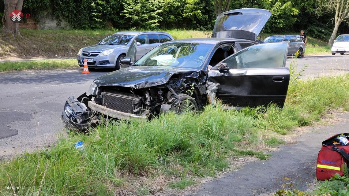 Po zderzeniu osobówki z TIR-em zablokowana DW 357 z Lubania w kierunku Nowogrodźca