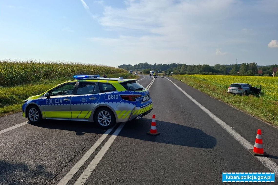 Policja bada przyczyny groźnego wypadku na DK 30 w Pisarzowicach