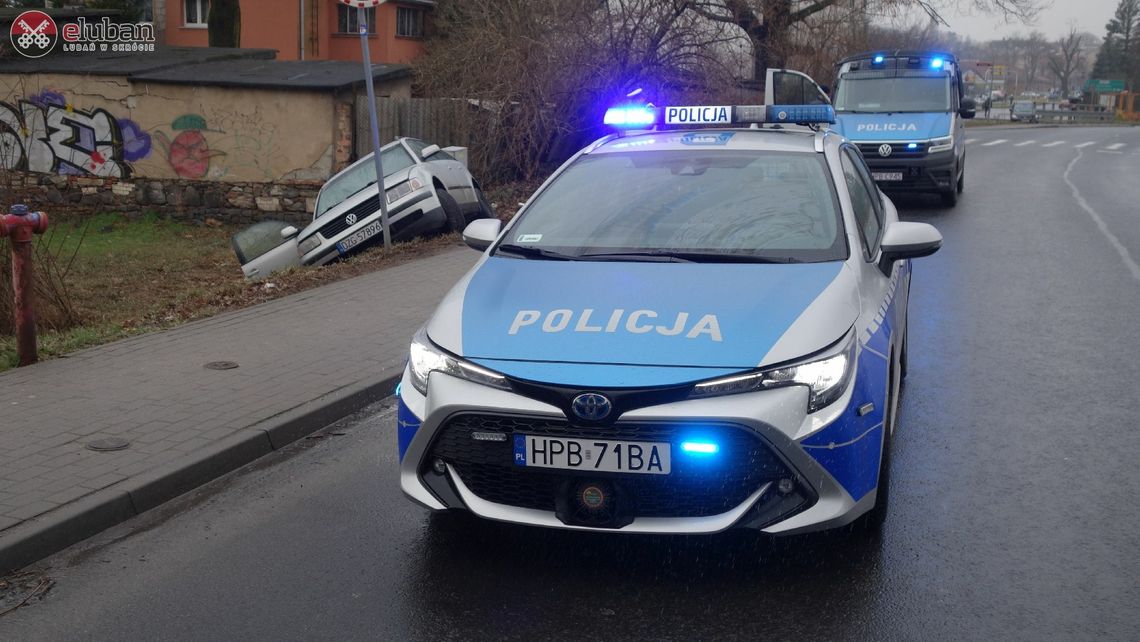 Policja o ucieczce kierowcy VW Passata. Omal nie potrącił pieszych