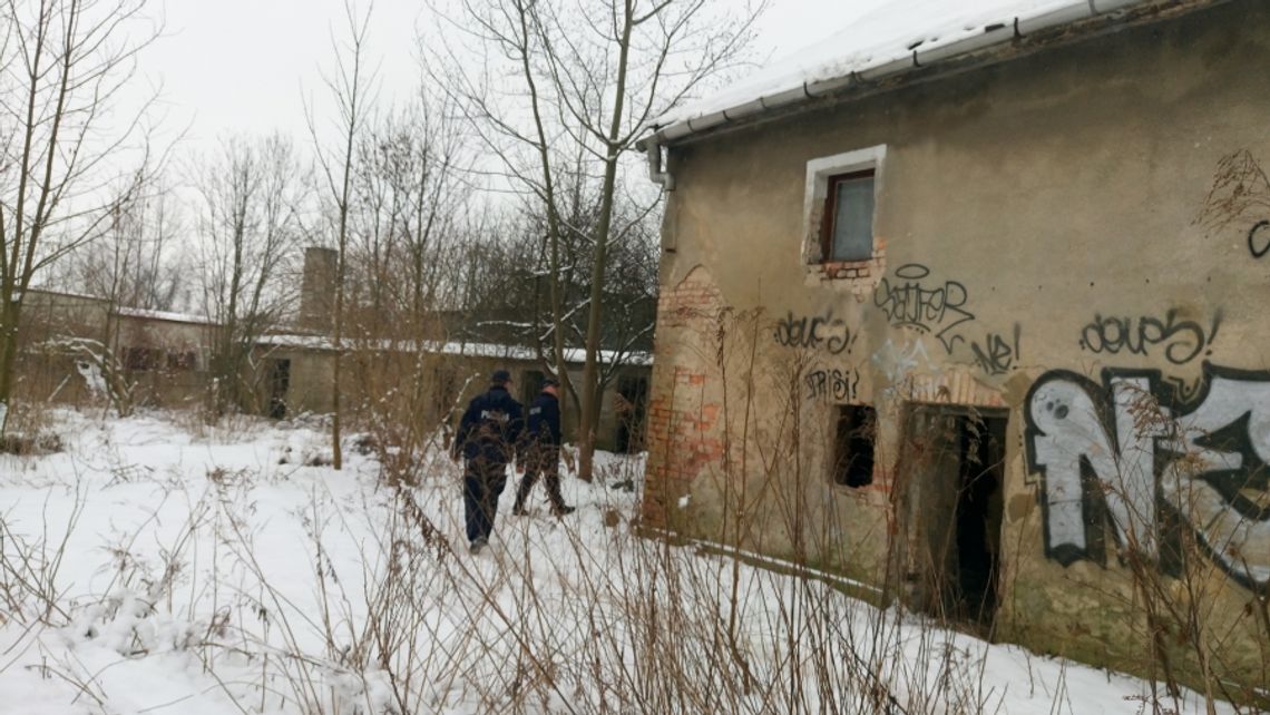 Policjanci pomagają osobom bezdomnym i bezradnym