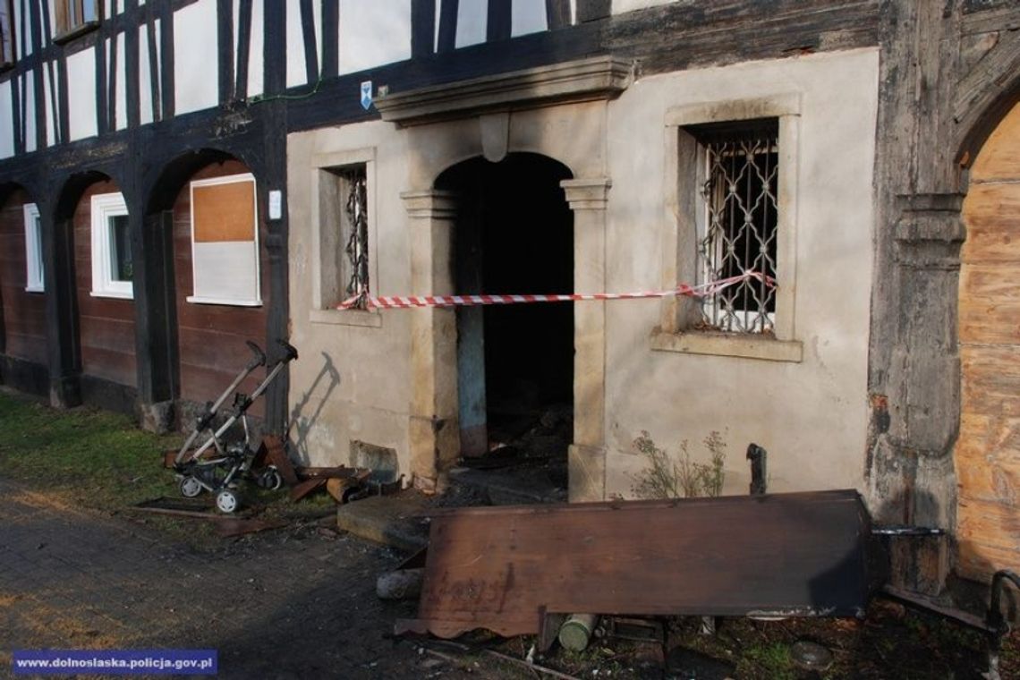 Policjanci pomogli wydostać się z płonącego budynku