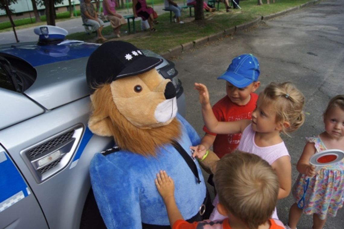 Policjanci wręczali serduszka