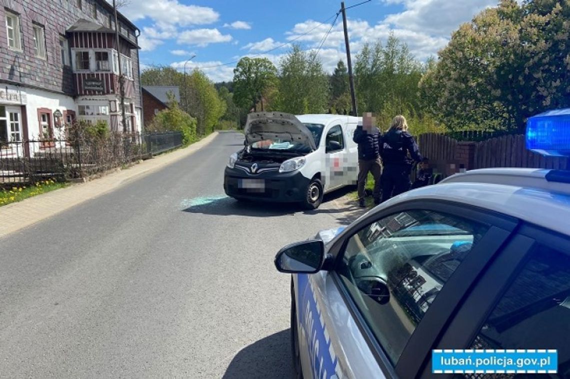 Policjanci wybili szybę i wyciągnęli kierowcę z auta