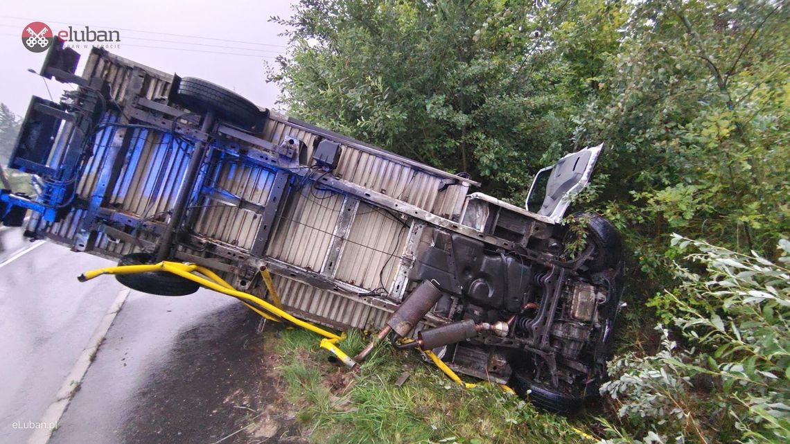 Poranny poślizg na mokrej drodze. Ciężarówka w rowie w Henrykowie Lubańskim