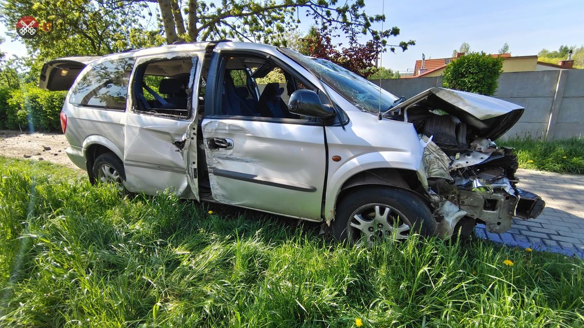Pościg ulicami Lubania. Kierowca ściął ławkę, latarnię i drzewo