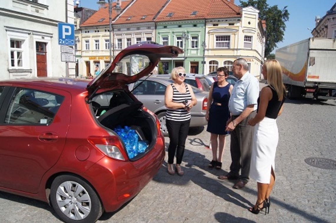 Posłanka Zofia Czernow przywiozła do Leśnej prawie 700 litrów wody pitnej