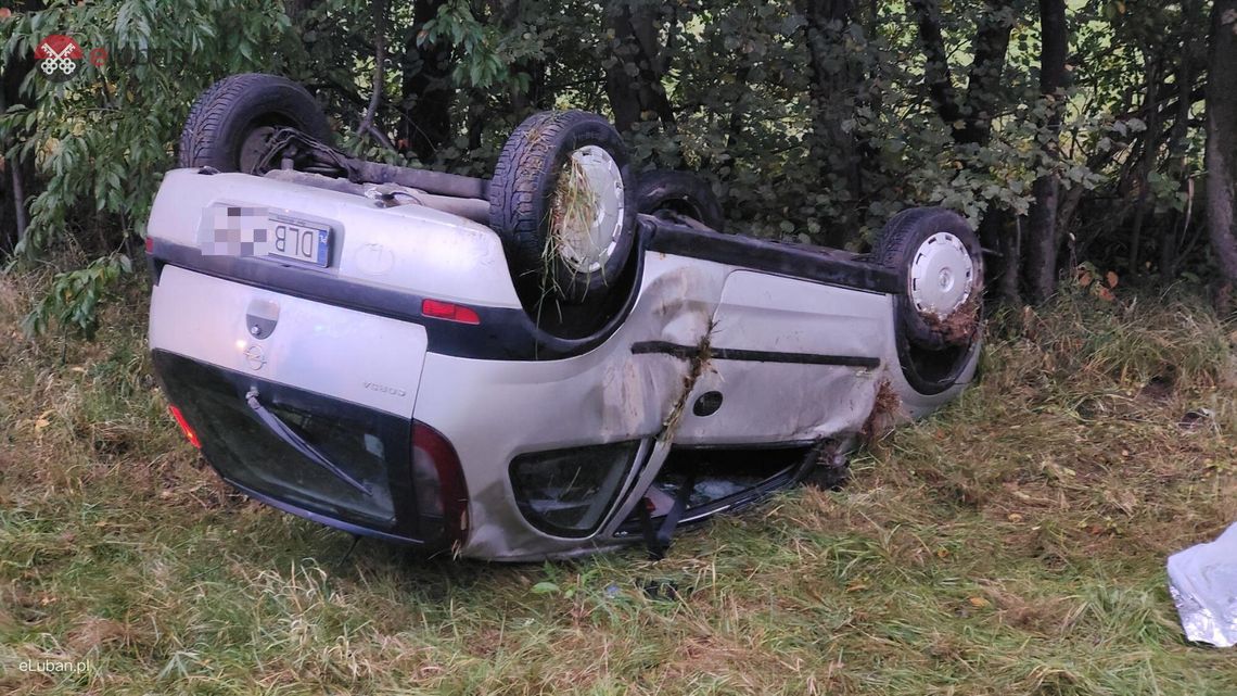 Poślizg na zakręcie i dachowanie. Mężczyzna trafił do szpitala