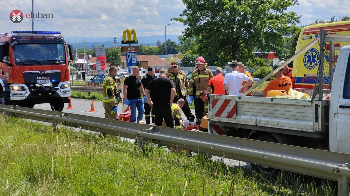 Potrącenie pracownika firmy wykonującej roboty drogowe na DK30