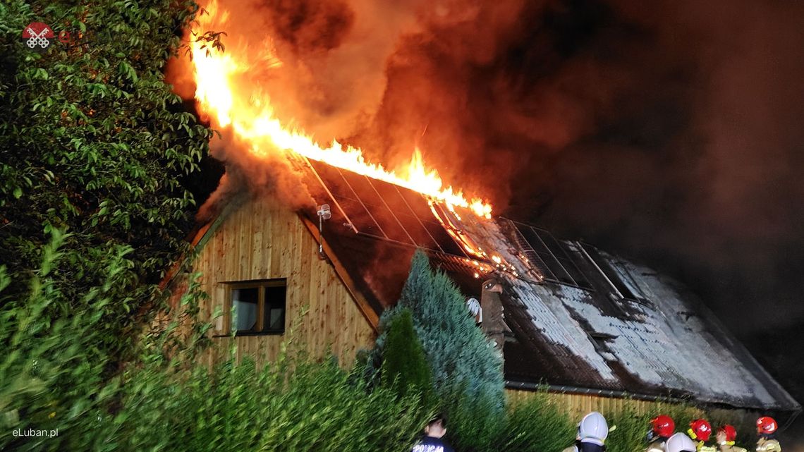 Pożar domu w Świeciu. W ogniu stanął dach z fotowoltaiką [WIDEO]