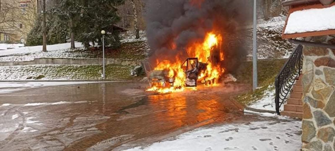 Pożar dostawczego Iveco pod hotelem w Czerniawie