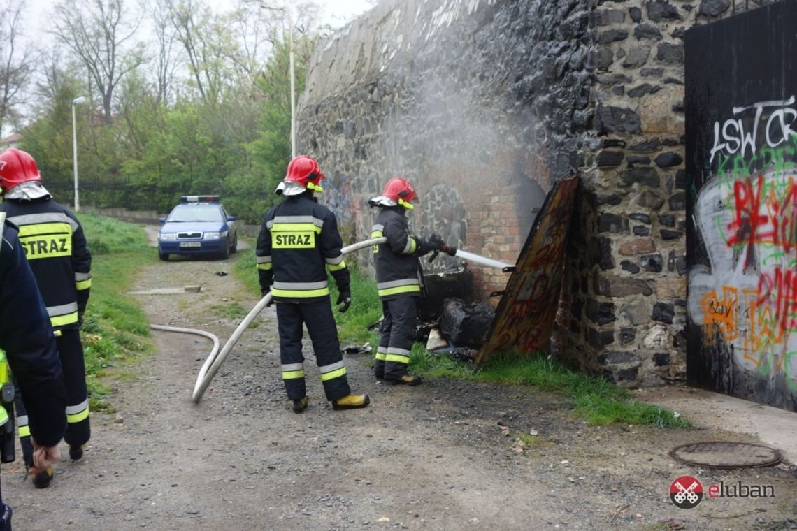 Pożar komórki w murze obronnym