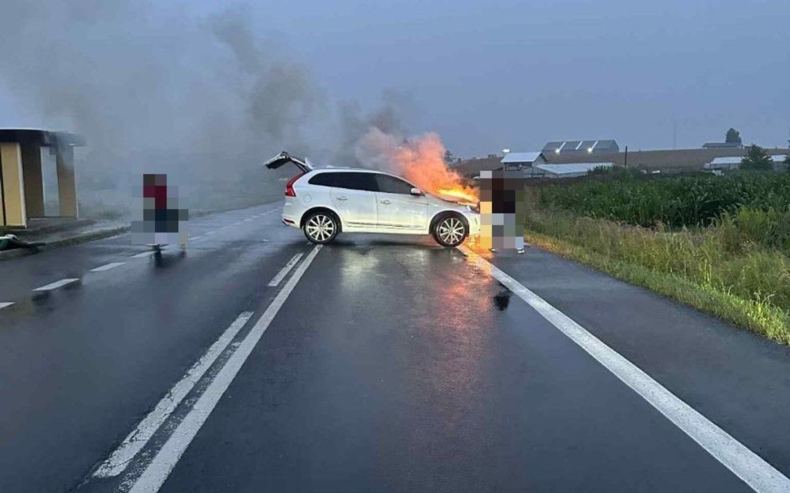 Pożar volvo na DK30. Przez kilkadziesiąt minut droga była zablokowana