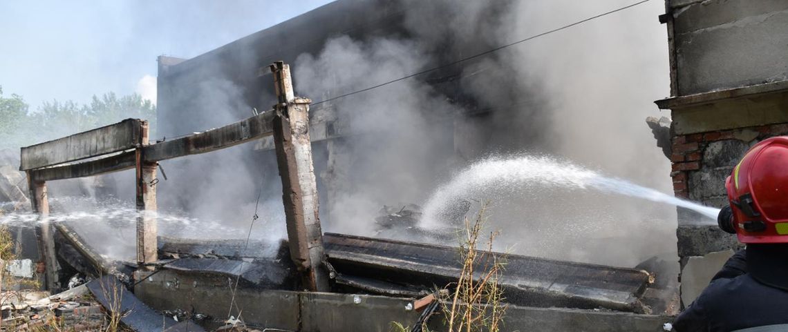Pożar wysypiska śmieci w Bogatyni. 18 godzin gaszenia śmieci