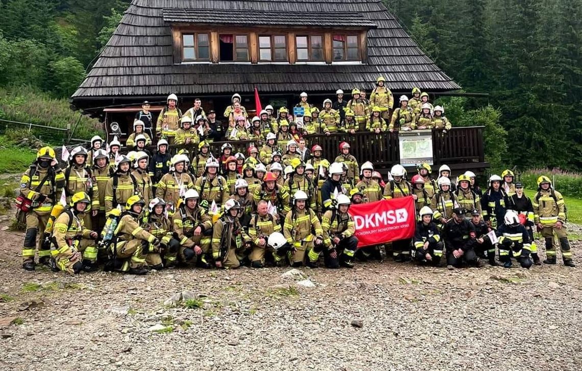 Promują dawstwo szpiku i w pełnym umundurowaniu zdobędą Śnieżkę